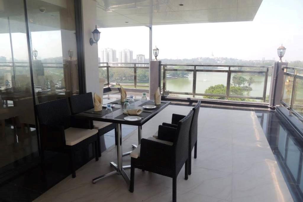 Esperado Lake View Hotel Yangon Ngoại thất bức ảnh