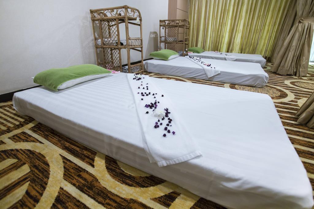 Esperado Lake View Hotel Yangon Ngoại thất bức ảnh