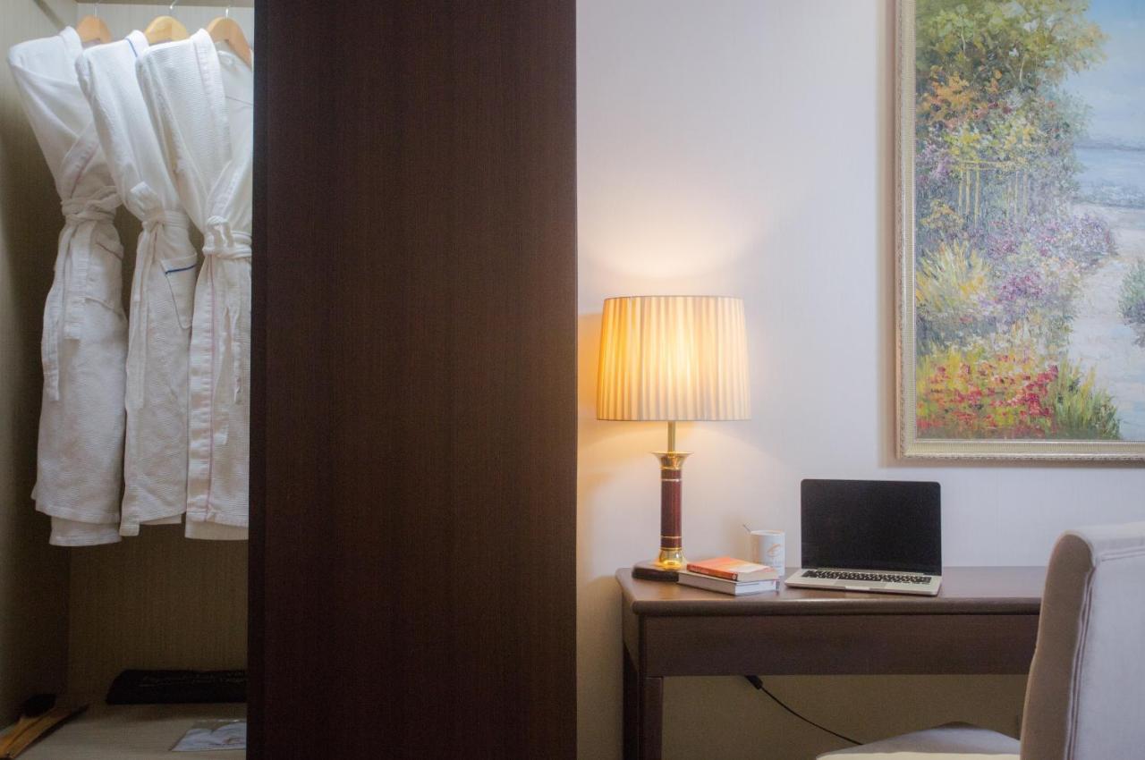 Esperado Lake View Hotel Yangon Ngoại thất bức ảnh